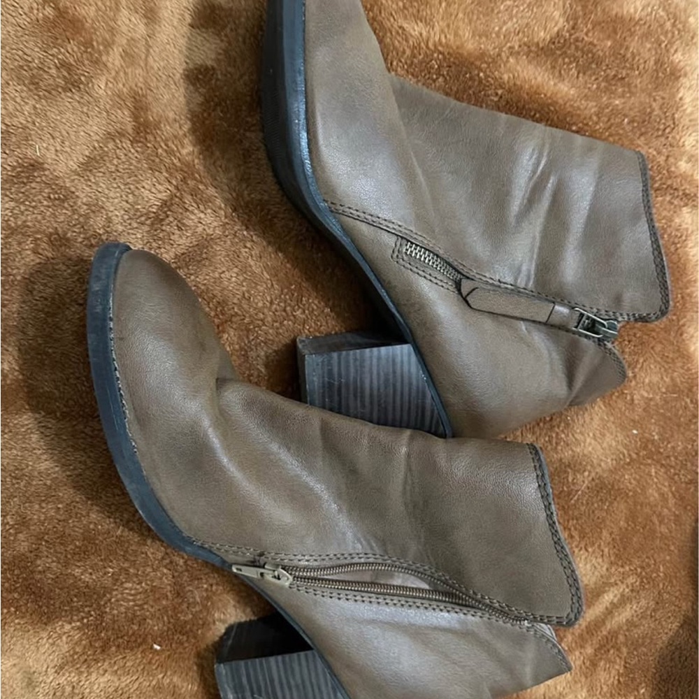 Brown Ankle Boots with Chunky Heel and Minimalist Design